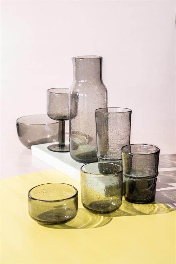 Decoratieve glazen vazen en kompen in smoky grijstinten, perfect voor stijlvolle interieurdecoratie bij Mokana Meubelen.