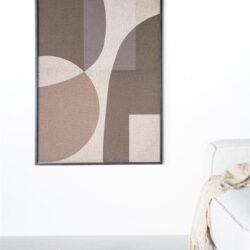 Kunstzinnig stoffen wandkleed met geometrisch abstract design in neutrale aardetinten, perfect voor moderne woonkamers en interieurdecoratie.