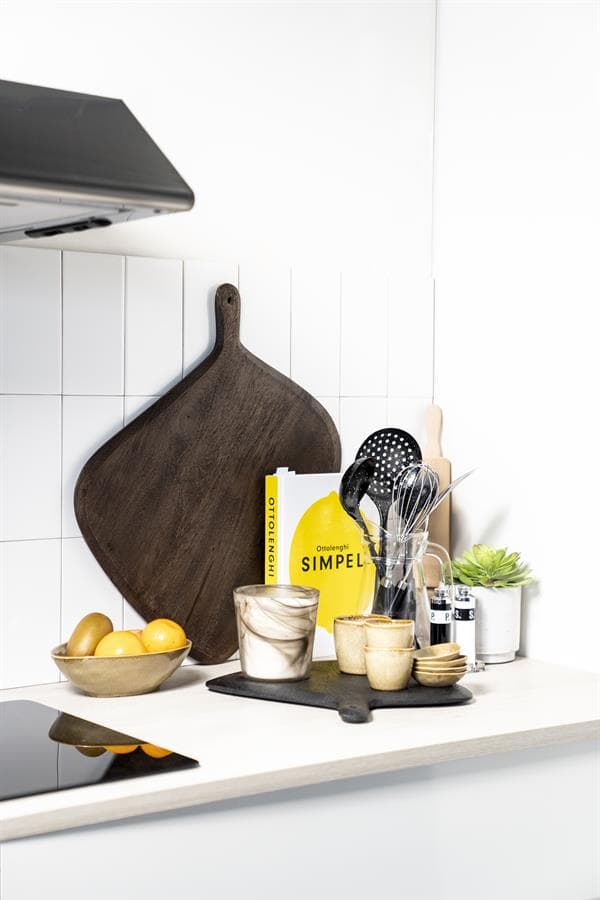 Elegante houten snijplank en keukengerei op witte keuken, stijlvolle keukenaccessoires, modern keukeninterieur, Mokana Meubelen.