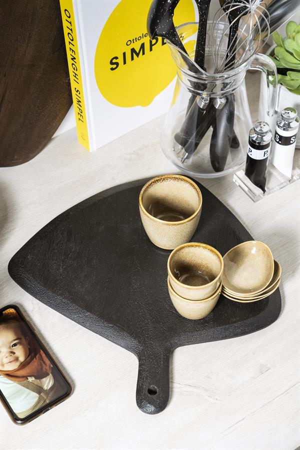 Kleurrijke theekopjes op een houten dienblad, stijlvolle keukenaccessoires voor een gezellige ontbijttafel.