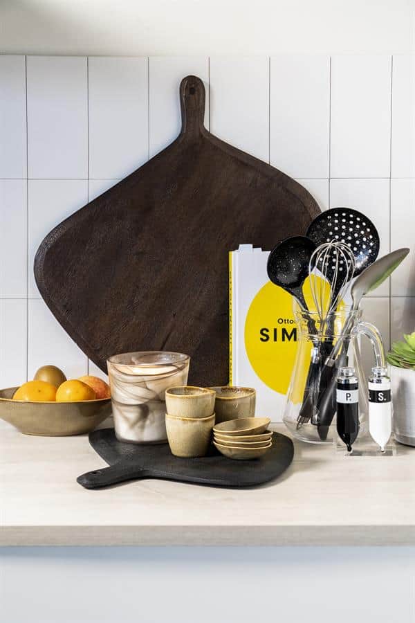 Mooi houten snijplank en keukenaccessoires op keukenmuurachtergrond, modern en strak design, ideaal voor keukeninrichting, duurzaam en stijlvol tafelgerei, keukendecor en keukenartikelen, Mokana Meubelen.