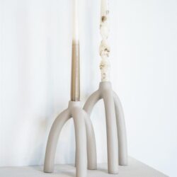 Elegante decoratieve kaarsenstandaards van Mokana Meubelen met unieke sculpturale vormen en natuurlijke materialen. Perfect ontworpen voor stijlvolle interieuraccenten en sfeercreatie.
