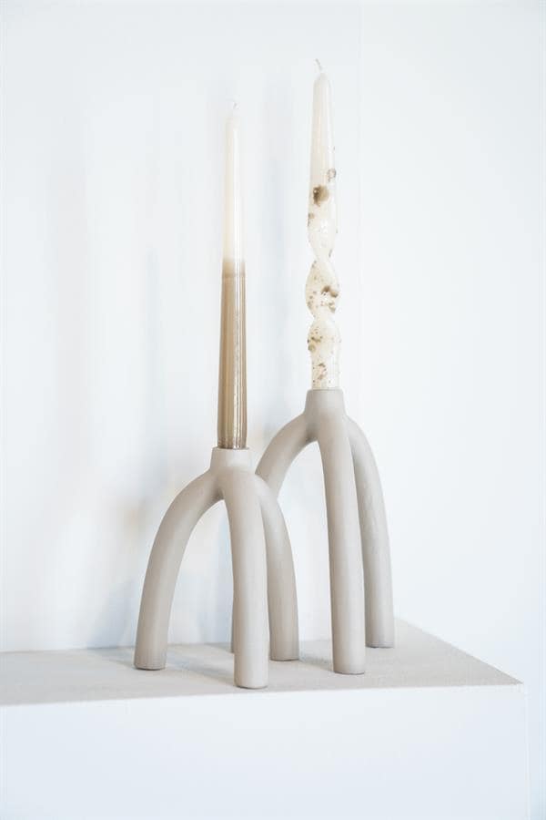 Elegante decoratieve kaarsenstandaards van Mokana Meubelen met unieke sculpturale vormen en natuurlijke materialen. Perfect ontworpen voor stijlvolle interieuraccenten en sfeercreatie.