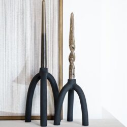 Strakke moderne kaarsen met uniek design op zwarte metaal voet, geschikt voor exclusieve interieurdecoratie.