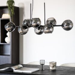 Globe hanglamp in modern eetkamer, stijlvolle verlichting voor interieurdesign, design lamp gemaakt van metalen bollen, hedendaags woonaccessoire, Mokana meubels sfeerfoto.