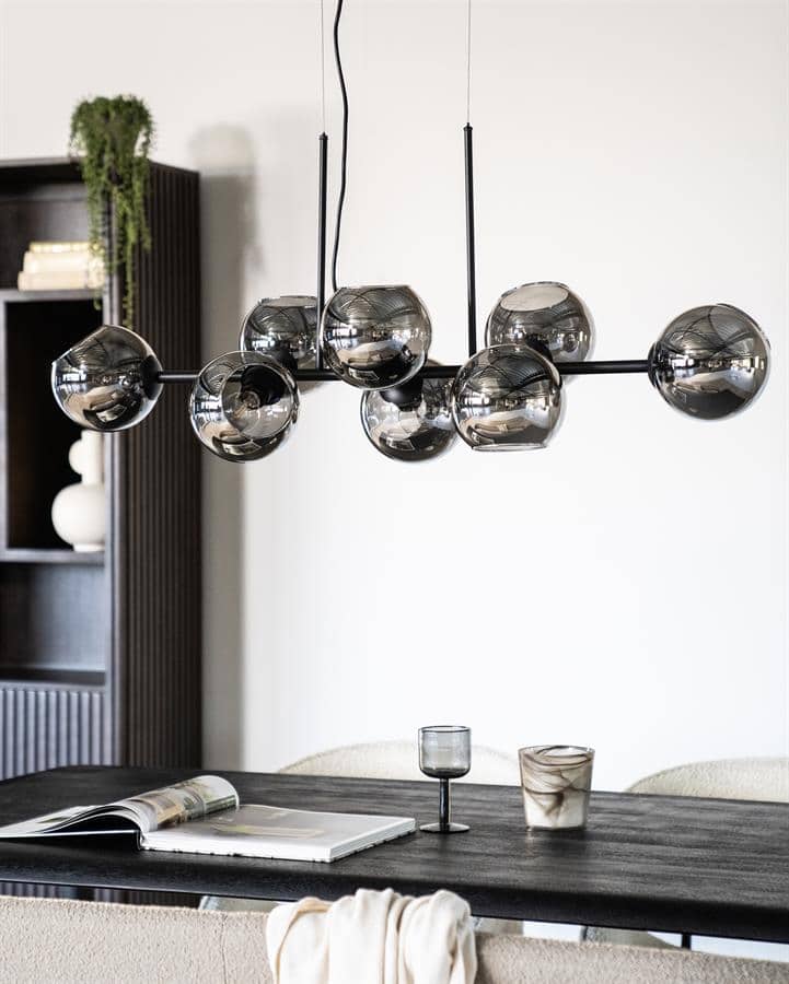 Globe hanglamp in modern eetkamer, stijlvolle verlichting voor interieurdesign, design lamp gemaakt van metalen bollen, hedendaags woonaccessoire, Mokana meubels sfeerfoto.