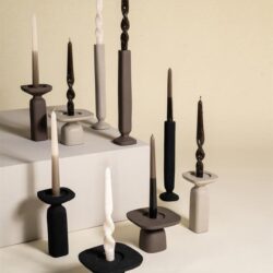 Elegante kaarsenhouders met moderne, sculpturale ontwerpen in neutrale kleuren, perfect voor stijlvolle interieuraccenten en sfeervolle verlichting.