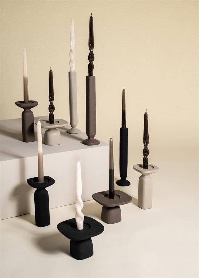 Elegante kaarsenhouders met moderne, sculpturale ontwerpen in neutrale kleuren, perfect voor stijlvolle interieuraccenten en sfeervolle verlichting.