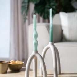 Stijlvolle keramische kaarsenstandaarden met unieke boogdesign en pastelkleuren, perfect voor modern interieurdecoratie.