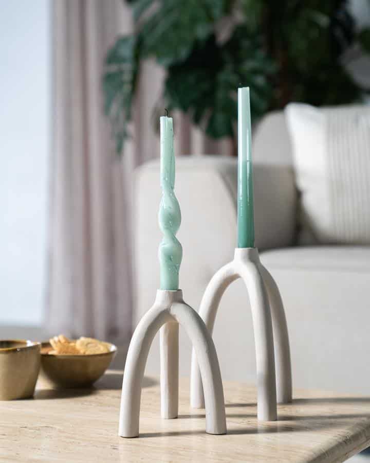 Stijlvolle keramische kaarsenstandaarden met unieke boogdesign en pastelkleuren, perfect voor modern interieurdecoratie.