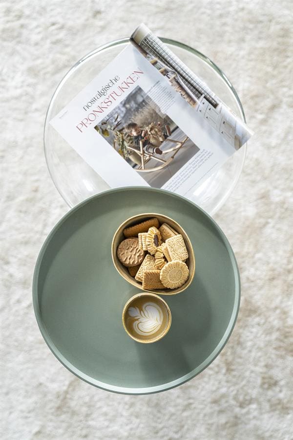 Klassiek theelepeltje en chocoladekoekjes op Mokana meubelen bijzettafel voor gezellige thee- en koffiemomenten.
