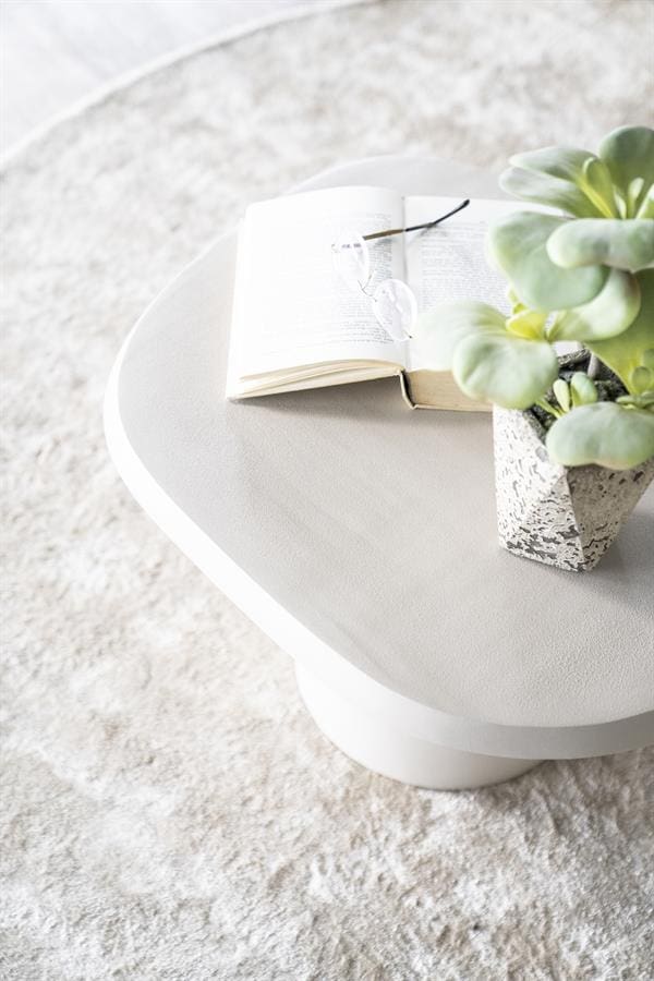 Elegante witte houten salontafel met ronde vorm en verfijnde afwerking, ideaal voor modern interieur en woonkamerdecoratie.
