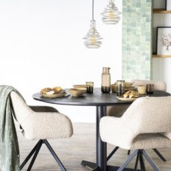 Elegante moderne eetkamertafel met zwart houten blad en minimalistisch design, perfect voor moderne interieurs.