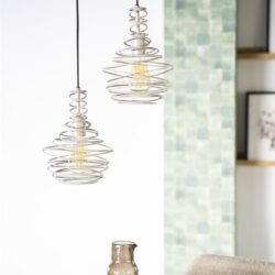 Houten hanglamp met spiralelementen en zichtbaar gloeilamp in modern interieur.