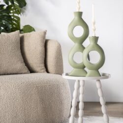 Vaas set met open cirkel design in pastel groen op een wit bijzettafel met gedraaide poten, in een modern en minimalistisch woonkamer.