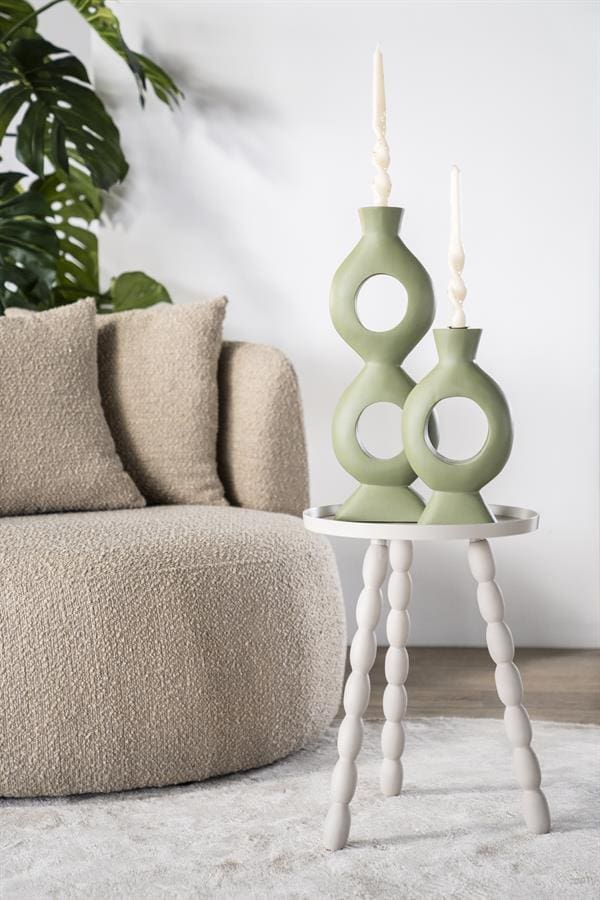 Vaas set met open cirkel design in pastel groen op een wit bijzettafel met gedraaide poten, in een modern en minimalistisch woonkamer.
