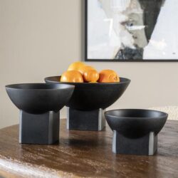 Eetkamer decor met zwarte houten kommen op minimalistisch houten tafel, moderne interieur met kunst aan de muur, stijlvolle en functionele meubelstukken voor een strakke woonstijl.