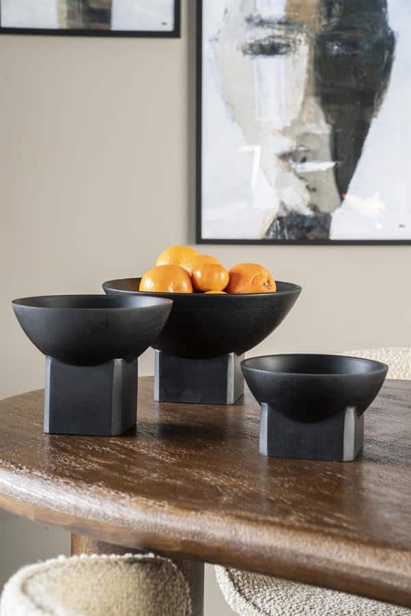 Eetkamer decor met zwarte houten kommen op minimalistisch houten tafel, moderne interieur met kunst aan de muur, stijlvolle en functionele meubelstukken voor een strakke woonstijl.