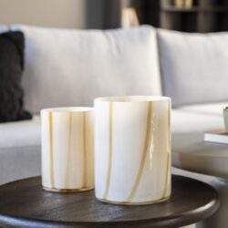 Lavaampullen van marmer op een houten bijzettafel, stijlvolle woonaccessoires voor een modern interieur.