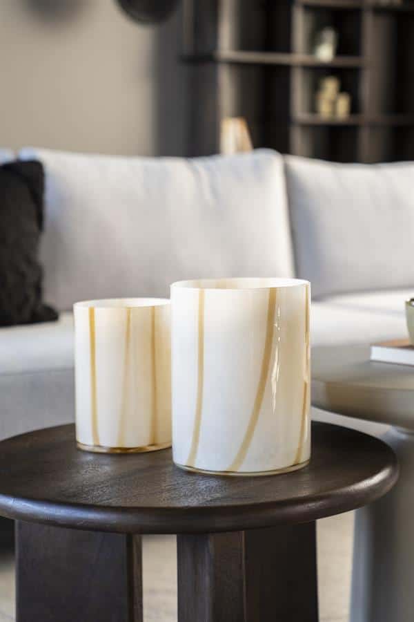 Lavaampullen van marmer op een houten bijzettafel, stijlvolle woonaccessoires voor een modern interieur.