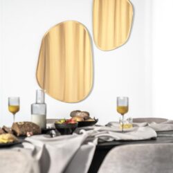 Goudkleurige decoratieve wandspiegels in modern minimalistisch interieur, perfect voor stijlvolle woonkamer of eetkamer decoraties. Mogelijkheden voor maatwerk en hoogwaardige afwerking.