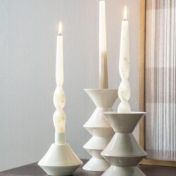 Glazen kandelaars met kaarsen ontworpen door Mokana Meubelen, stijlvolle en moderne interieuraccessoires voor een warme sfeer.