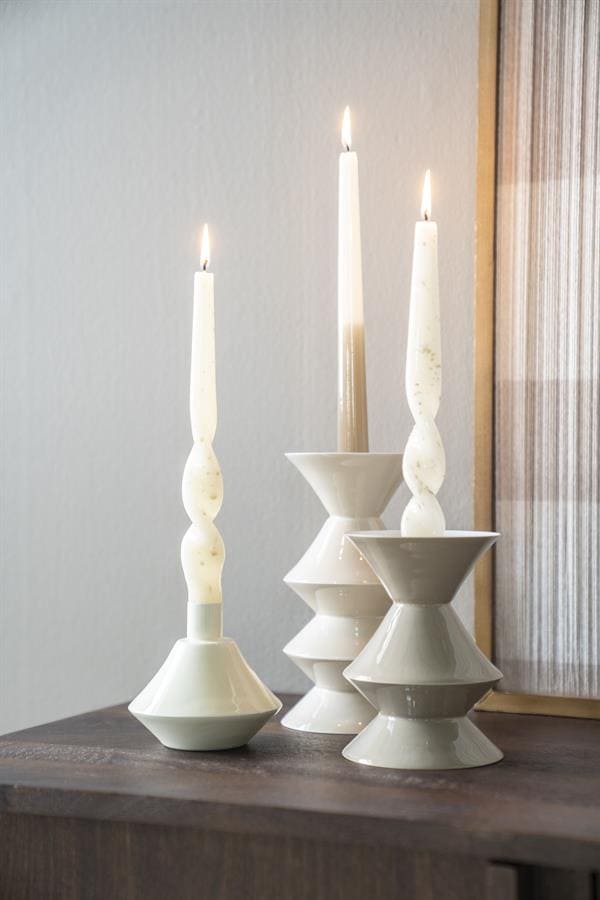 Glazen kandelaars met kaarsen ontworpen door Mokana Meubelen, stijlvolle en moderne interieuraccessoires voor een warme sfeer.