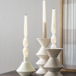Elegante witte kandelaars en waxinelichthouders in modern design, perfect voor sfeervolle decoratie en interieurstyling. Tijdloze slaapkamer- of woonkameraccessoires van hoogwaardige materialen.
