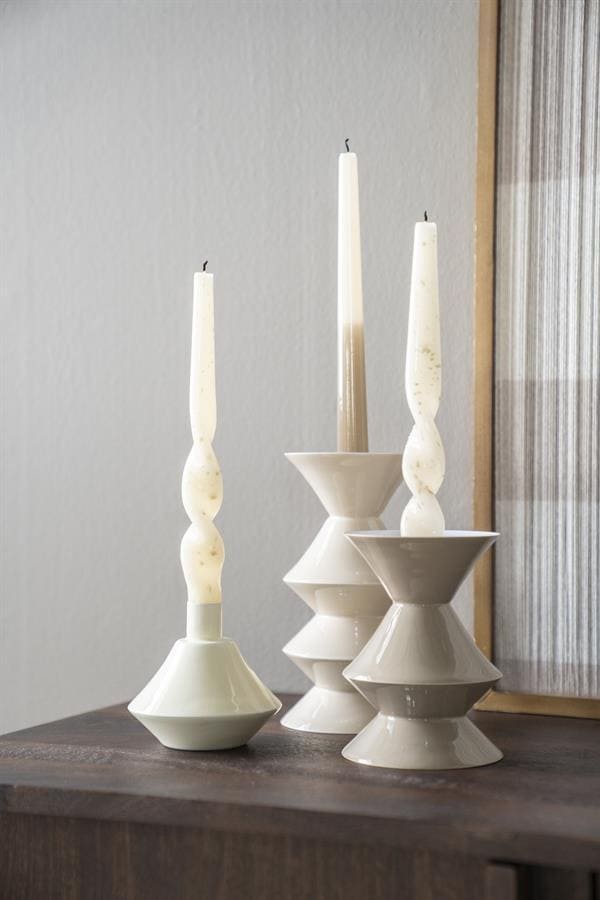 Elegante witte kandelaars en waxinelichthouders in modern design, perfect voor sfeervolle decoratie en interieurstyling. Tijdloze slaapkamer- of woonkameraccessoires van hoogwaardige materialen.