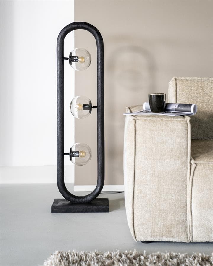 Moderne vloerlamp met drie glazen lampenkappen en industrieel ontwerp voor sfeervolle verlichting.