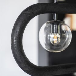 Kunstof en metalen hanglamp met glazen bol, moderne designverlichting voor woonkamer of eetkamer. Perfecte sfeerverlichting van Mokana Meubelen.