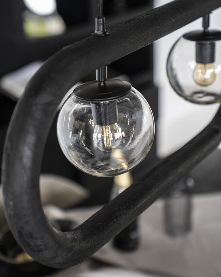 Glow-lamp met helder glazen bol en zwarte metalen structuur, moderne en stijlvolle verlichting voor woning of kantoor, ontworpen door Mokana Meubelen.