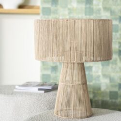 Houten tafel lamp met ronde lampenkap en conische basis, stijlvolle verlichting voor modern interieur.