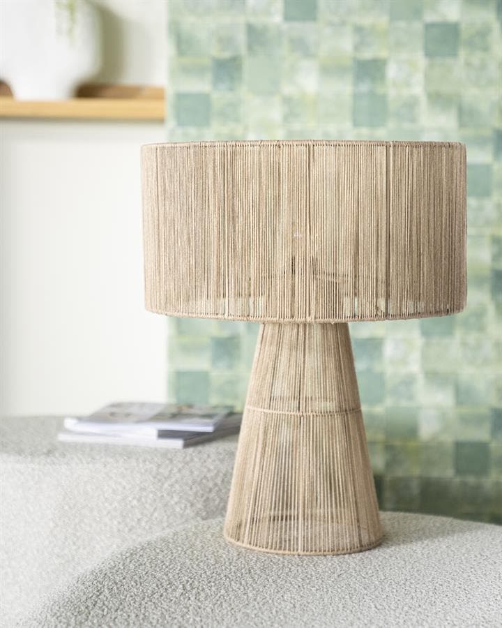 Houten tafel lamp met ronde lampenkap en conische basis, stijlvolle verlichting voor modern interieur.