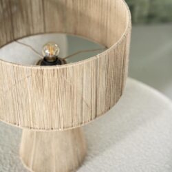 Houten lamp met tekstuur en sleek ontwerp, perfect voor modern interieur.