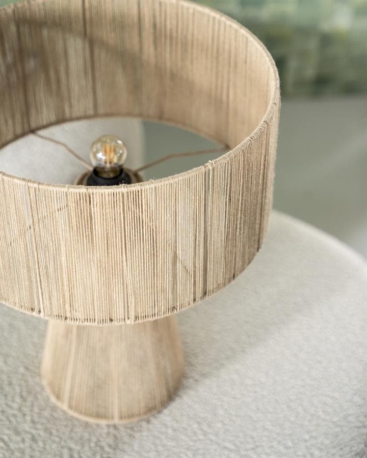 Houten lamp met tekstuur en sleek ontwerp, perfect voor modern interieur.