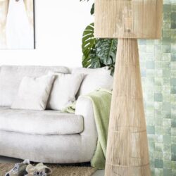 Sterke houten vloerlamp met lampenkap in natuurlijke materialen, modern woonkamer decor.