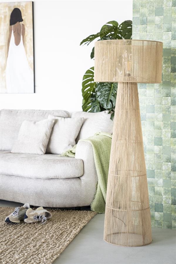 Sterke houten vloerlamp met lampenkap in natuurlijke materialen, modern woonkamer decor.