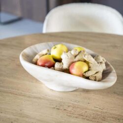 Steengoede, handgemaakte houten fruitschaal met vers fruit en gember, perfect voor een natuurlijke en stijlvolle eetkamer of keuken decoratie.