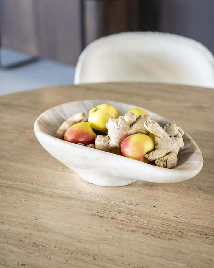 Steengoede, handgemaakte houten fruitschaal met vers fruit en gember, perfect voor een natuurlijke en stijlvolle eetkamer of keuken decoratie.