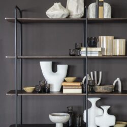 Elegante vintage houten boekenkast met metalen frame, gevuld met unieke keramische vazen, boeken en decoratieve accessoires, geschikt voor moderne interieurinrichting.
