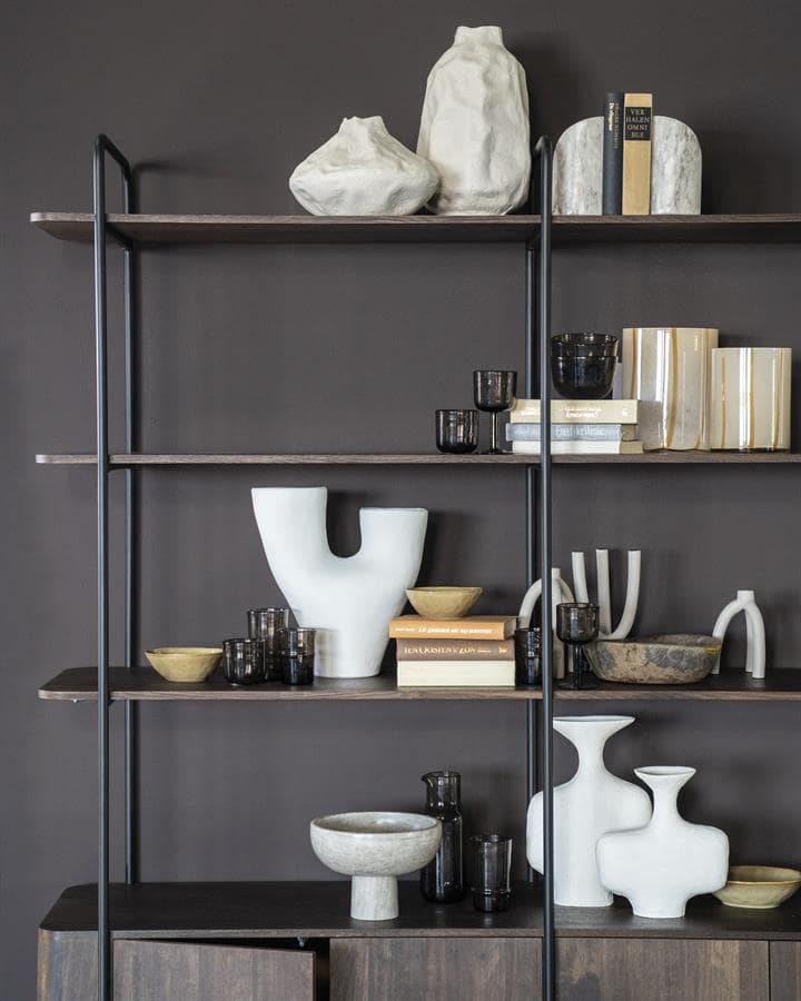 Elegante vintage houten boekenkast met metalen frame, gevuld met unieke keramische vazen, boeken en decoratieve accessoires, geschikt voor moderne interieurinrichting.
