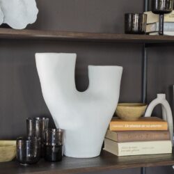 Verlichte vaas van keramiek op een houten plank in een modern interieur, stijlvol en eigentijds meubeladvies.