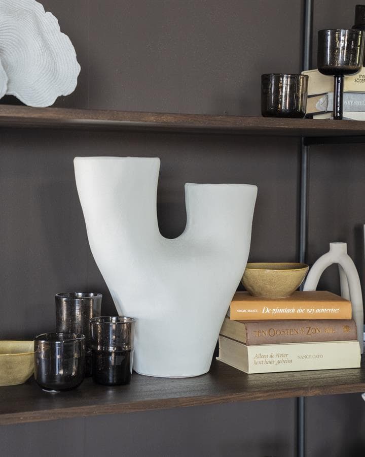 Verlichte vaas van keramiek op een houten plank in een modern interieur, stijlvol en eigentijds meubeladvies.