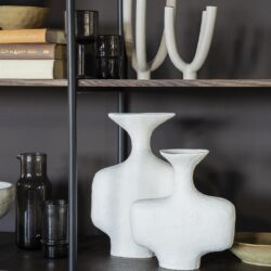 Wanddecoratie en bloempotten van keramiek en glas, modern en Scandinavisch design, te koop bij Mokana Meubelen. Ideaal voor het stylen van je interieur met stijlvolle accessoires.