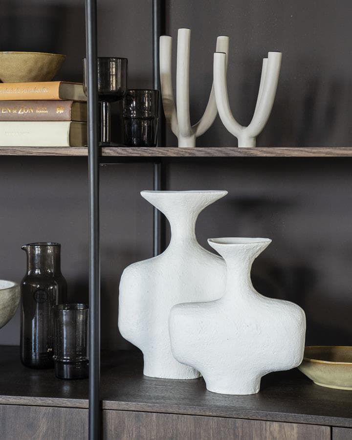 Wanddecoratie en bloempotten van keramiek en glas, modern en Scandinavisch design, te koop bij Mokana Meubelen. Ideaal voor het stylen van je interieur met stijlvolle accessoires.