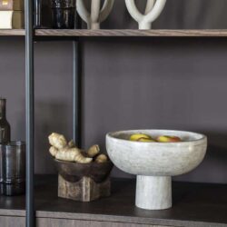 Prachtige houten en marmeren decoratieve vazen en bordjes in modern interieur, stijlvol wonen, Mokana Meubelen, duurzame en design meubelstukken voor woonkamer en eetkamer.