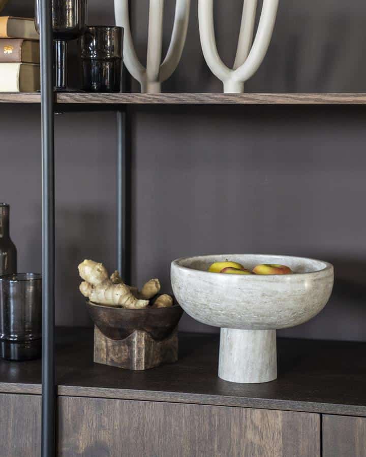 Prachtige houten en marmeren decoratieve vazen en bordjes in modern interieur, stijlvol wonen, Mokana Meubelen, duurzame en design meubelstukken voor woonkamer en eetkamer.