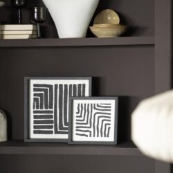 Moderne meubelaccessoires en decoratieve kunstwerken, zoals geometrische prints en unieke vazen, passend bij stijlvolle interieurconcepten.