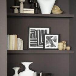 Vazen, boeken en kunstwerken op een donkergrijze boekenkast inrichting, moderne decoratie, stijlvolle interieuraccessoires, handgemaakte keramiek, minimalistisch design, designmeubelen, woondecoratie, Mokana Meubelen.